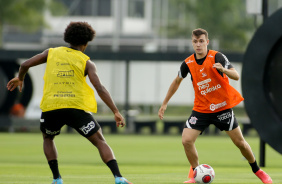 Willian e Lucas Piton em treino do Corinthians nesta segunda-feira
