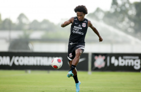 Willian em treino do Corinthians nesta segunda-feira