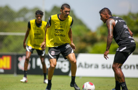 Bruno Melo e Paulinho durante treinamento do Corinthians no CT