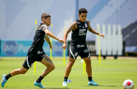 Du Queiroz e Gabriel Pereira treinando com bola