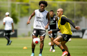Willian e Fbio Santos trabalhando com bola