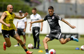 Fbio Santos e Gabriel Pereira dividindo a bola durante treinamento