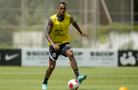 Zagueiro Raul Gustavo em treino do Corinthians