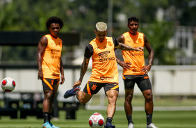Willian, Fagner e Paulinho durante treinamento