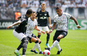 Giuliano e Paulinho na partida entre Corinthians e Red Bull Bragantino neste domingo