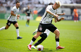 Giuliano e Rger Guedes na partida entre Corinthians e Red Bull Bragantino neste domingo