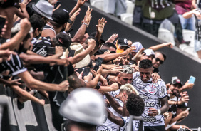 Jogadores do Corinthians comemoram com a Fiel na Arena