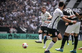 Renato Augusto toca a bola durante a vitria do Corinthians