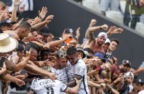 Rger Guedes, Gustavo Silva e Paulinho no jogo entre Corinthians e Red Bull Bragantino nesta manh