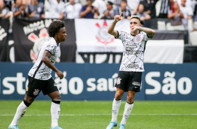 Willian e Gustavo Silva no jogo entre Corinthians e Red Bull Bragantino neste domingo