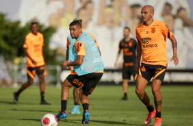 Daniel Marcos e Fbio Santos no treino do Corinthians desta segunda-feira