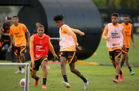 Gabriel Pereira, Mandaca, Robson Bambu, Joo Pedro e Luan no treino do Corinthians desta tera-feira
