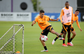 Gabriel Pereira, Raul Gustavo e Gustavo Mantuan no treino do Corinthians desta tera-feira