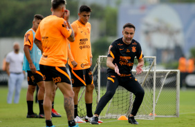 Gustavo Mantuan e Vtor Pereira no treino do Corinthians desta tera-feira