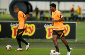 Joo Victor e Gil no treino do Corinthians desta tera-feira