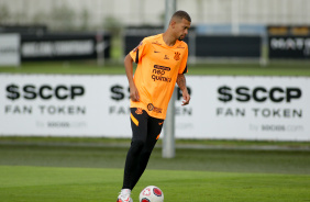 Joo Victor no treino do Corinthians desta tera-feira