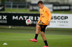 Lucas Piton no treino do Corinthians desta tera-feira