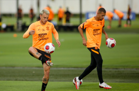 Rger Guedes e Joo Victor no treino do Corinthians desta tera-feira