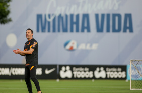 Vtor Pereira em treino do Corinthians nesta tera-feira