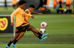 Willian e Du Queiroz no treino do Corinthians desta tera-feira