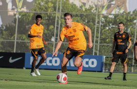 Gil, Lucas Piton e Filipe Almeida no treino do Corinthians nesta quarta-feira