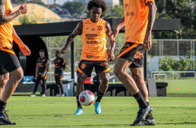 Willian em treino do Corinthians nesta quarta-feira