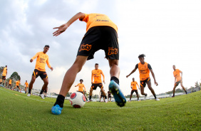 Paulinho, Willian, Mantuan, J, Bambu e Joo Victor no treino do Corinthians desta quinta-feira