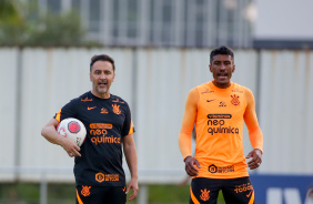Vtor Pereira e Paulinho no treino do Corinthians desta quinta-feira