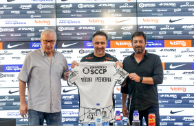 Roberto de Andrade e Duilio Monteiro Alves entregaram camisa do Corinthians para Vítor Pereira