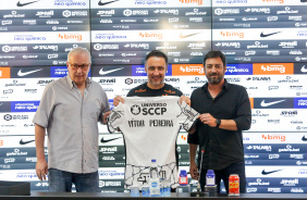 Vtor Pereira, Roberto de Andrade e presidente Duilio Monteiro Alves em apresentao do treinador