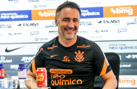 Vítor Pereira sorri em apresentação no Corinthians
