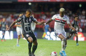 Paulinho disputando a bola com Arboleda