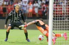 Rger Guedes na cara do gol de Tiago Volpi
