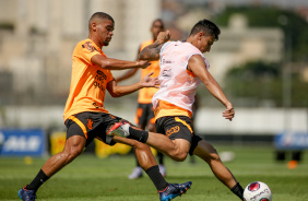 Daniel Marcos e Gustavo Mantuan em treino do Corinthians, no CT