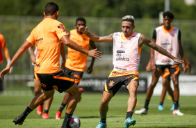 Gustavo Silva disputando bola com Bruno Melo no treino do Corinthians