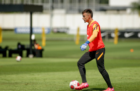 Matheus Donelli em treino do Corinthians, no CT