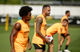 Renato Augusto durante treino do Corinthians no CT