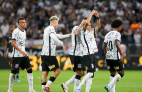 Adson, Cantillo, Róger Guedes e Willian comemoram o gol na goleada do Corinthians contra a Ponte