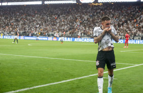 Mosquito beija o escudo do Corinthians na comemoração do seu gol contra a Ponte Preta