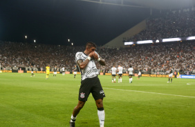 Paulinho beija o símbolo do Corinthians após seu gol contra a Ponte Preta