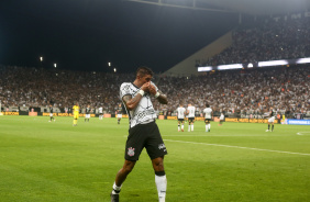 Paulinho beija o smbolo do Corinthians aps seu gol contra a Ponte Preta