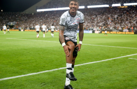 Paulinho celebra com a torcida seu gol contra a Ponte Preta