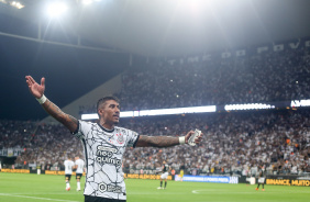 Paulinho comemora com a torcida na Neo Qumica Arena