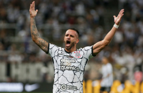 Renato Augusto celebra seu gol com a torcida do Corinthians na Neo Química Arena