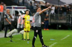 Vtor Pereira orienta o time do Corinthians