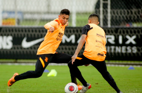Gustavo Mantuan e Adson em treino do Corinthians desta segunda-feira