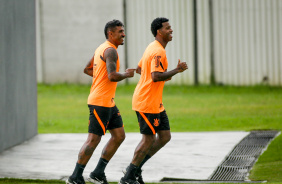 Paulinho e Gil no treino do Corinthians desta segunda-feira