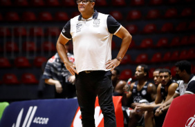 Tcnico Lo Figueir comandou a equipe do Corinthians em mais uma partida do NBB