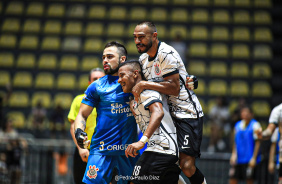 Lucas, L e Kaue comemoram gol do Corinthians