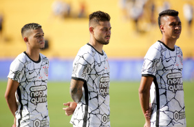 Adson, Joo Pedro e Cantillo durante o hino nacional antes de Corinthians x Novorizontino